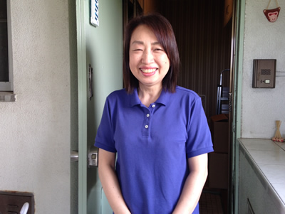 いつもお仕事を依頼していただいて いる福岡県春日市のお客様からの ご紹介で、 本日は、福岡市中央区のお客様宅 にお伺いしました。 お仕事ご依頼内容は、福岡市博多区 にある老人ホームから、中央区の ご自宅まで、布団一式と荷物が 入っている段ボールを運んでほしい とのご依頼でした。 荷物をお届け完了後、写真撮影の ご協力ありがとうございます。 素敵なお客様の笑顔に、 私どもスタッフもニッコリ 「今日も一日がんばるぞ！！」 と活力をいただきました。　（*^_^*） 春日市のお客様は、当店が各ご自宅 に配っているポスティングチラシを ご覧になって、当店にお仕事を依頼 されたということもあり、 中央区のお客様は、当店のホーム ページはご覧になっていません でした。 「今度お願いするときは、ホーム ページを見て、お仕事お願い しますねぇ！」とお声をかけて いただきました。 春日市のお客様にも仕事が無事完了 した旨のご報告をいたしました。 （春日市のお客様は、最初にお仕事 を依頼されて７年間ずっとごひいき にしていただいています。） この度は、素敵なお客様をご紹介 していただき、重ね重ねありがとう ございました。 【便利屋】暮らしなんでもお助け隊 福岡六本松店では、 老人ホーム入所前の、ご自宅の 丸ごと一軒片付けのご依頼や、 老人ホーム退去時の片付けの ご依頼が多く来ています。 また、片付けの際、 ご自宅から老人ホームへ 老人ホームからご自宅へ 荷物の移動も行っております。 その他、色々　何でも片付けして おりますので「こんな片付けも できる？」ってお気軽にお問い 合わせください。