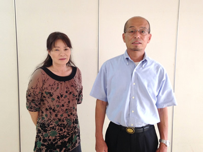 福岡市博多区賃貸オフィスビルの ワンフロアに、不用となった荷物が 積み上げられ、長い年月の間、ホコリ をかぶり倉庫状態となっていました。  この倉庫状態となったスペースを 有効活用するため、不要品を全て 撤去ご希望ということで、当店へ 片付けを依頼されました。  作業員合計８人、作業時間１日半、 ２トントラック３台分の不用品、  なかなかやりがいのある作業現場 でした。  作業完了後、担当責任者の部長様 から「希望どうりに片付けてもらって 言うことない、バッチリだね。」と ほめていただき感謝感激です。  部長様、事務員の方様、最後に 写真の撮影まで協力していただき ありがとうございました。 【便利屋】暮らしなんでもお助け隊 福岡六本松店に ご依頼のお客様の大部分は 一般ご家庭のお客様ですが、  会社、病院、事務所、店舗の代表 の方や奥様、事務員の方からも  「ネットで見ました。  家のものではないけれど、 こんな物も片付けられますか？」 というようなお問い合わせを いただいています。  「はい！喜んで！！」