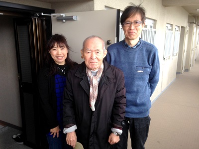ご実家がある福岡のお父様が老人ホームへご入居されるため、神奈川県にお住まいの 息子様より倉庫化したお部屋、ベランダ、倉庫を片付けていただきたいとメールでの ご相談がありました。福岡を離れどこの業者へ相談したらよいのかとパソコンで検索 していたところ、「片付け専門の便利屋」【便利屋】暮らしなんでもお助け隊 福岡六本松店のホームページを 拝見し、お客様の声や笑顔の写真の多さに信頼できる会社だなぁ～と思われたそうです。早速、メールにて相談しましたが対応も速く、とても丁寧な説明もありましたので 依頼することを決めました。福岡に帰ってきて実際にきていただいたスタッフさんも とても感じのよい方たちで安心してお任せすることができました。作業も片付け専門の 便利屋さんと言われているだけあって、段取りよく丁寧で早くてきれいな仕上がりで お掃除までしていただける何でも屋でもある【便利屋】暮らしなんでもお助け隊 福岡六本松店さんへ依頼して 本当によかったなぁと思いました。すっかり片付いたお部屋をみて「安心して神奈川へ 帰ることができます。」と最後はみなさま揃って写真撮影にもご協力いただき ありがとうございました。