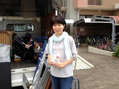 以前、ご実家(お母様)のお家の 片付けをご依頼されたお客様より  福岡市早良区にて、 不用品片付けのご依頼です。  作業前日には、 「トラックの駐車場入り口を 解除しないと入れませんので 近くに来たらお電話下さい。」  と配慮していただき  当日、お電話したところすぐに降りて きてくださり迷うことなく駐車場所へ トラックを止めることができました。  再度、お見積りをさせていただき 作業にとりかかった際には、  エレベータの開放、 玄関の自動ドアの開放、  運び出し作業までお手伝いいただき ありがとうございました。  親の家(実家) お部屋 老人ホーム入居・退去 引越し 解体前 遺品整理の際の不用な家具 不用品 不要品 粗大ごみ 粗大ゴミ家一軒丸ごと片付けを【便利屋】暮らしなんでもお助け隊 福岡六本松店が作業完了ですっきりしました  一人で作業にお伺いしていました ので本当に助かりました。  作業完了後には「ずっと片付けたかった 物でしたので、やっと片付けることができて 良かったです。ありがとうございました。」  と感謝のお言葉をいただき 写真撮影にも、にっこり笑顔で  ご協力していただき ありがとうございました。  親の家(実家) お部屋 老人ホーム入居・退去 引越し 解体前 遺品整理の際の不用な家具 不用品 不要品 粗大ごみ 粗大ゴミ家一軒丸ごと片付けを【便利屋】暮らしなんでもお助け隊 福岡六本松店が作業完了ですっきりしました  片付けに関することはいろいろ 何でもお手伝いしておりますので  「おたくでは、こんな片付けも できる？」というようにお気軽に お問い合せ下さい。  お電話お待ちしております。   老人ホームへの入居・退去　お家の解体前　引越しの際にでた不用品、ご入院・ご退院の際のお部屋片付け　遺品整理は歯ブラシから大型家具(不用品・不用品・粗大ごみ・粗大ゴミ)まで、家の中ぜんぶ(親の家・実家片付け)【便利屋】暮らしなんでもお助け隊 福岡六本松店が全て片づけます。0120-263-101老人ホームへの入居・退去　お家の解体前　引越しの際にでた不用品、ご入院・ご退院の際のお部屋片付け　遺品整理で困ったら歯ブラシから大型家具(不用品・不用品・粗大ごみ・粗大ゴミ)まで、家の中ぜんぶ(親の家・実家片付け)【便利屋】暮らしなんでもお助け隊 福岡六本松店へのお問い合わせは、スマートフォン・iPhoneからはココをクリックすると電話がかけられます