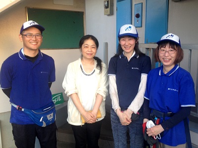 福岡市東区のお客様より、 引越し後の不用品片付けの ご依頼です。  お伺いしてお見積り後、そのまま 作業に取りかからせていただく という流れのご依頼でしたが…  実際、拝見させていただいたところ 予想以上に荷物が多く、  仕分け作業が必要なお部屋も 多かったので、お客様が残ったら  困る大きな家具類などを優先して いただき2tパック内でできるかぎり  頑張りますとご提案させて いただきました。  夕方からの作業開始だったのですが 2tトラックはすぐにいっぱいに なってしました。  お客様より 「すみません、どうしても明日まで には片付けてしまわないといけないの ですがなんとかなりませんか？」  とご相談いただき作業を行う前に 会社へ連絡をいれていたのですが  夕方からの作業だったこともあり、 追加のトラックを用意することが できない状況とのこと…  お客様とともに困っていたところ、 会社より連絡があり  明日の夕方だったら、トラックを確保 できるとの一報が!!  親の家(実家) お部屋 老人ホーム入居・退去 引越し 解体前 遺品整理の際の不用な家具 不用品 不要品 粗大ごみ 粗大ゴミ家一軒丸ごと片付けを【便利屋】暮らしなんでもお助け隊 福岡六本松店が作業完了ですっきりしました  「明日も夕方からの作業にはなりますが 明日中には、全部片付けること ができますよ。」  とお伝えしたこところ  「よかったぁ～　お願いします。 すみません無理なことをお願いしまして」  2日にわたっての作業になりましたが、 無事作業を完了することができて 本当によかったです。  「２日間にわたって暑い中遅くまで、 作業をしていただきありがとう ございました。ほんとうに助かりました。 よかったらどうぞ。」  と、冷たい飲み物にアイスクリームまで 差入れしていただき、作業完了後の  写真撮影も笑顔でご協力していただき ありがとうございました。  親の家(実家) お部屋　老人ホーム入居・退去 解体前 引越し 遺品整理 際の片付けのことで困ったら、大型家具 不要品 不用品 粗大ごみ 粗大ゴミ家一軒丸ごとすべて片づけいたしますまた、何かお困りの際はご相談下さい  片付けに関することはいろいろ 何でもお手伝いしておりますので  「おたくでは、こんな片付けも できる？」というようにお気軽に お問い合せ下さい。  お電話お待ちしております。   老人ホームへの入居・退去　お家の解体前　引越しの際にでた不用品、ご入院・ご退院の際のお部屋片付け　遺品整理は歯ブラシから大型家具(不用品・不用品・粗大ごみ・粗大ゴミ)まで、家の中ぜんぶ(親の家・実家片付け)【便利屋】暮らしなんでもお助け隊 福岡六本松店が全て片づけます。0120-263-101老人ホームへの入居・退去　お家の解体前　引越しの際にでた不用品、ご入院・ご退院の際のお部屋片付け　遺品整理で困ったら歯ブラシから大型家具(不用品・不用品・粗大ごみ・粗大ゴミ)まで、家の中ぜんぶ(親の家・実家片付け)【便利屋】暮らしなんでもお助け隊 福岡六本松店へのお問い合わせは、スマートフォン・iPhoneからはココをクリックすると電話がかけられます