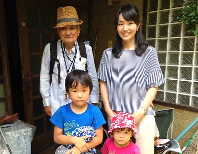 福岡市城南区のお客様より、 ご実家(親の家)お部屋の 片付けのご依頼です。  お父様がご実家にお一人で お住まいになれており  お父様のお部屋、リビング、台所を 中心に不要品の片付けと  簡単なお掃除をしてほしい とのご依頼内容でした。  まずは、拝見させていただいて 作業内容のご確認を行いました。  娘様のご希望は、お父様のお部屋を 中心に片付けほしいとのことでしたが  お父様のお部屋は、ご趣味の物も たくさんありお父様のご確認を  ひとつひとつ行わなければ 片づけられない状況でした。    ご予算とお時間も限られて おりましたので、  今回はいろいろなもので 溢れかえっていた台所を中心に  作業を行い、その作業中にお父様には、 いるもの・いらないもの のご確認をしていただきました。  時々、作業の様子を伺いにこられた お父様は  「すまないね、でもさすが職人さんだね。 早くてきれいだ。」  とお褒めの言葉をかけてくださり、 スタッフ2名で2時間半に渡って  作業を行い、台所、リビング、廊下、 お父様のお部屋の不要品を 片付けることができました。  作業終了後のご確認の際、娘様より  「大変だったでしょう… 本当にありがとうございました。 また次回もお願いしたいと 思っています。」  お父様からも 「本当にきれいにして頂いて ありがとうございます。孫と 一緒に遊べるような部屋になった」  とたいへん喜んでいただきました。  親の家(実家) お部屋 老人ホーム入居・退去 引越し 解体前 遺品整理の際の不用な家具 不用品 不要品 粗大ごみ 粗大ゴミ家一軒丸ごと片付けを【便利屋】暮らしなんでもお助け隊 福岡六本松店が作業完了ですっきりしました  作業終了後の写真撮影には、 そのお孫様、娘様と一緒に  にっこり笑顔でご協力していただき ありがとうございました。  元気なお孫様お二人と 楽しいお時間がたくさん 過ごせるといいですね！  親の家(実家) お部屋 老人ホーム入居・退去 引越し 解体前 遺品整理の際の不用な家具 不用品 不要品 粗大ごみ 粗大ゴミ家一軒丸ごと片付けを【便利屋】暮らしなんでもお助け隊 福岡六本松店が作業完了ですっきりしました   片付けに関することはいろいろ 何でもお手伝いしておりますので  「おたくでは、こんな片付けも できる？」というようにお気軽に お問い合せ下さい。  お電話お待ちしております。   老人ホームへの入居・退去　お家の解体前　引越しの際にでた不用品、ご入院・ご退院の際のお部屋片付け　遺品整理は歯ブラシから大型家具(不用品・不用品・粗大ごみ・粗大ゴミ)まで、家の中ぜんぶ(親の家・実家片付け)【便利屋】暮らしなんでもお助け隊 福岡六本松店が全て片づけます。0120-263-101老人ホームへの入居・退去　お家の解体前　引越しの際にでた不用品、ご入院・ご退院の際のお部屋片付け　遺品整理で困ったら歯ブラシから大型家具(不用品・不用品・粗大ごみ・粗大ゴミ)まで、家の中ぜんぶ(親の家・実家片付け)【便利屋】暮らしなんでもお助け隊 福岡六本松店へのお問い合わせは、スマートフォン・iPhoneからはココをクリックすると電話がかけられます
