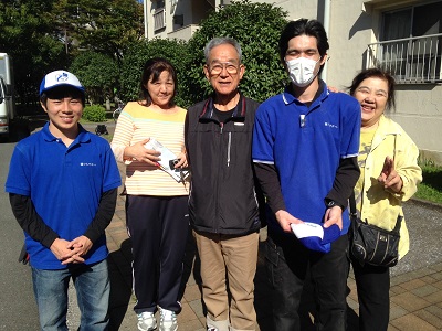 お客様は親御様と３人で片付け作業を行うため、これまで熊本から福岡へ遺品整理をするために７回も整理作業へ来られていたそうです。自分達でできる範囲は３人で協力して 続けていたものの、体力的にも限界を感じ始めて残りの作業はプロにお願いしようと 思ったそうです。そこでスマートホンで業者探しをはじめました。何でも屋、便利屋と 検索をしていたところ、福岡No1「お客様の声」を獲得する福岡の便利屋という言葉に目がとまり【便利屋】暮らしなんでもお助け隊 福岡六本松店のホームページにたどり着きました。「とても感じがよくて他の便利屋とは違って片付けを専門でやっており、スタッフのみなさんも最初の ページに登場されていてとても好感がもてました。お客様の声の多さに一番びっくり しました。実際に読ませていただいて依頼することをきめました。」と嬉しいお言葉からお問い合わせのご相談は始まりました。福岡へ到着後お見積にお伺いし後日作業をさせていただくことになりました。「さすが片付け専門でやっている便利屋ですね！私たちと 違って作業の要領もよく早くて丁寧で安心してお任せできました。しかもお掃除まで やっていただいて本当に助かりました。何でもやってくれてありがとうございました。」と作業が完了したお部屋をみてお客様はほっとされていました。最後はスタッフ全員と 一緒に写真撮影までご協力いただきました。
