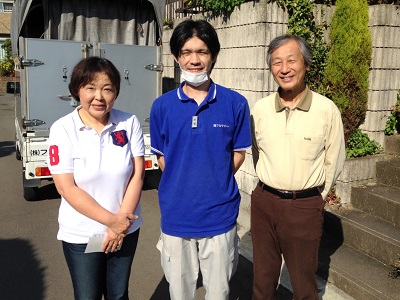 2年前にもご依頼をいただきました 太宰府市のお客様より、親御様が  老人ホームをご退去されるため お部屋の片付けとお家の片付けの ご依頼をいただきました。  まずは、老人ホームのお部屋の 片付けからお願いしますとのこと  でしたので老人ホームへ向かいま した。お部屋は家族の方々で整理  されており、不要になった家具が 数点と荷物がまとめられた ダンボールを搬出し  小さな収納棚とテレビは ご自宅へ移動してほしいとの  ことでしたので積み込み作業 を行いました。  「残ったものはどうされますか？」 とお尋ねしたところ  「残りのものは、施設へ譲りたいと 思っておりますのでそのままに しておいて下さい。」  作業は30分程で完了しお客様の 誘導のもとご自宅へ向かいました。  軽トラック 1tトラック 2tトラックでお部屋の片付けからお家丸ごと片付けまで 【便利屋】暮らしなんでもお助け隊 福岡六本松店がお伺いいたします。不要品 不用品 粗大ごみ 粗大ゴミを各種プランで かたづけます。  ご自宅内に棚とテレビを搬入した後、 お家のまわりと車庫内の不用品の 片付け作業を行い、  丁度軽トラ1台分(軽トラパック)で 作業を完了することができました。  作業が完了したお客様より 「本当に助かりました。今回依頼する 際にお問い合わせ先をなくしてしまい  困っていたのですが、ちゃんと携帯 電話に登録しててよかったです！　  今回は2箇所の片付け作業に荷物 移動までお願いしましたが、すごく  要領よくきちんとしていただいて ありがとうございました。  御社にお願いして 本当によかったです。」  お任せしてよかったです。親の家(実家) お部屋 老人ホーム入居・退去 解体前 引越し 遺品整理の際不用品 不要品 粗大ごみ粗大ゴミ 大型家具を【便利屋】暮らしなんでもお助け隊 福岡六本松店が家一軒丸ごとすべて片付けましたご依頼ありがとうございました。  と、作業に大変満足していただき、 携帯電話にもご登録してくださって  私たちもお客様のお役に立つことが できて本当によかったです。  写真撮影にも、ご夫婦そろって にっこり笑顔でご協力していただき ありがとうございました。  また、次のお客様のところへ向かう 私たちを見えなくなるまで見送って 下さりありがとうございました。  お客様からいただいたパワーで 次のお客様の作業も 頑張ることができました！  親の家(実家) お部屋 老人ホーム入居・退去 引越し 解体前 遺品整理の際の不用な家具 不用品 不要品 粗大ごみ 粗大ゴミ家一軒丸ごと片付けを【便利屋】暮らしなんでもお助け隊 福岡六本松店が作業完了ですっきりしました   老人ホーム・施設へのご入居・ ご退去の際のお部屋の片付け、 お住まいの片付けの ご依頼は年々増えております。  自家用車では、タンスなどの 家具類が運べない… 必要な物を持っていくのが 精一杯… 不要な物もあるし… お困りの方はたくさんおられます  一部屋分の片付けの目安…  家具類　２～３点 (タンス・テーブル・椅子など) 家電類　数点 (テレビ・ポット・時計など) 衣類・お布団など　 その他　小物類  以上のような内容でしたら 軽トラパック(軽トラック１台)を おすすめしております。  片付けに関することはいろいろ 何でもお手伝いしておりますので  「おたくでは、こんな片付けも できる？」というようにお気軽に お問い合せ下さい。  お電話お待ちしております。   老人ホームへの入居・退去　お家の解体前　引越しの際にでた不用品、ご入院・ご退院の際のお部屋片付け　遺品整理は歯ブラシから大型家具(不用品・不用品・粗大ごみ・粗大ゴミ)まで、家の中ぜんぶ(親の家・実家片付け)【便利屋】暮らしなんでもお助け隊 福岡六本松店が全て片づけます。0120-263-101老人ホームへの入居・退去　お家の解体前　引越しの際にでた不用品、ご入院・ご退院の際のお部屋片付け　遺品整理で困ったら歯ブラシから大型家具(不用品・不用品・粗大ごみ・粗大ゴミ)まで、家の中ぜんぶ(親の家・実家片付け)【便利屋】暮らしなんでもお助け隊 福岡六本松店へのお問い合わせは、スマートフォン・iPhoneからはココをクリックすると電話がかけられます  荷物が多い場合は、 １tパック(軽トラック２台分) もしくは軽トラパック＋追加料金 など状況に応じてご対応させて いただいております。  ご家族にかわって「【便利屋】暮らしなんでもお助け隊 福岡六本松店」 がお片付けのお手伝いいたします。  些細なことでも ご遠慮なくご相談下さい
