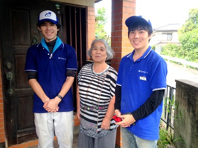 太宰府市のお客様より、 引越し後のお家一軒丸ごと片付け のご依頼です。  「この度、40年近く住んでいた家を 引っ越すことになり、大きな家具や 家電品を片付けいただきたいので お見積りをお願いできますか。」  とご相談をいただきましたので お見積りにお伺いいたしました。  お客様のお家は４DKの2階建ての 一軒屋の各お部屋に大きな家具類が  1点～2点あり、お布団や細かいもの が多数点在している状態で  タンスや食器棚の中はお客様の方で すでに片付けられており、  あとは押入れや机の引き出しの中 といった細々とした場所の片付けが まだお済になっていない状態でした。  「退去するまで時間があるので、 それまでに自分でできる限りは 片付けるつもりですので 大きな家具などを中心にお見積り していただけませんか？」  と、お客様よりご相談をお受けいたし ましたので、まずはお客様よりご指定  いただいた家具類などをお聞きして、 お見積りをさせていただきました。  お客様の方で片付け作業が できなかった場合もご心配されて  おりましたので、おおよその金額に なりますがご参考まで お伝えさせていただきました。  作業前日に確認のお電話をした際に お客様より  「すみません、ちょっと体調を崩して しまいまして…思ったより片付け られませんでした。」  とおっしゃられたので、当日もう一度、 作業を行う前にお見積りをさせて いただいて作業を行うことになりました。  実際にはかなりお客様の方で 片付け作業をされており、  その作業で体調を崩されたとのことで 申し訳なさそうにしているお客様を  なんとか元気にしたいと思いから 作業スタッフにも力が入りました！  仕分け作業から搬出作業まで【便利屋】暮らしなんでもお助け隊 福岡六本松店が家一軒丸ごとすべて片付けます親の家(実家) お部屋　老人ホーム入居・退去 解体前 引越し 遺品整理 際に、大型家具 不要品 不用品粗大ごみ 粗大ゴミ の片づけで困っていませんか？  作業初日は、 大きな家具類の片付け作業と、  押入れや引き出しの中等の 仕分け作業を中心に作業を行い、  2日目は車庫、お庭の片付け、 最後に清掃作業を行い  お昼過ぎには 作業を完了いたしました。  作業完了確認をされたお客様は  「本当にすみませんね。こんな大変な 仕事をお願いして…娘がおたくの会社 をインターネットで探してくれてここが いいじゃないって推薦してくれたの ですが間違えなかったです。  本当によくして頂きありがとう ございました。あなた方みたいな 方々がおられる会社に お願いして良かったわ」  と嬉しいお言葉を いっぱいいただきました。  親の家(実家) お部屋　老人ホーム入居・退去 解体前 引越し 遺品整理 際の片付けのことで困ったら、大型家具 不要品 不用品 粗大ごみ 粗大ゴミ家一軒丸ごとすべて片づけいたしますまた、何かお困りの際はご相談下さい   ここのお家には40年近く住んでいて、 亡くなれたご主人様、当社を推薦して  いただいた娘様との想い出がたくさん がつまっており、片付いたお部屋を  確認する間想い出のお話を されるお客様がとても 印象に残っています。   お客様の思い出がいっぱいのお家は 住宅地の一角にあり、  お隣は建てかえ工事が 行われていました。  お客様が40年近く住まれていた 住宅街は現在、ご年配の方々が  多くなり少しずつ新しいお家へと建て かえられ世代交代がはじまっている とのことでした。  今回のお客様の町に限らず、 いずれどこの町にもお家にも  世代交代の時は必ず訪れます。  色んな理由でお家を片付け なければいけません。  当社にもたくさんのご相談、 お問い合わせをいただいております。  どんな些細なことからでも構いません ので、その際はご遠慮なく お問い合わせ下さい。  作業が完了したお客様はほっとされた 様で、最後は当社スタッフと笑顔で  写真撮影にも ご協力いただきありがとうございました。  片付け作業で崩された体調を 早く治していただいて、  新しいお家で楽しい生活が できますよう心より願っております。  ご依頼いただきありがとうございました。   片付けに関することはいろいろ 何でもお手伝いしておりますので  「おたくでは、こんな片付けも できる？」というようにお気軽に お問い合せ下さい。  お電話お待ちしております。   老人ホームへの入居・退去　お家の解体前　引越しの際にでた不用品、ご入院・ご退院の際のお部屋片付け　遺品整理は歯ブラシから大型家具(不用品・不用品・粗大ごみ・粗大ゴミ)まで、家の中ぜんぶ(親の家・実家片付け)【便利屋】暮らしなんでもお助け隊 福岡六本松店が全て片づけます。0120-263-101老人ホームへの入居・退去　お家の解体前　引越しの際にでた不用品、ご入院・ご退院の際のお部屋片付け　遺品整理で困ったら歯ブラシから大型家具(不用品・不用品・粗大ごみ・粗大ゴミ)まで、家の中ぜんぶ(親の家・実家片付け)【便利屋】暮らしなんでもお助け隊 福岡六本松店へのお問い合わせは、スマートフォン・iPhoneからはココをクリックすると電話がかけられます