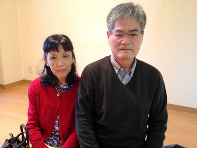 福岡市南区のお客様より、 お部屋丸ごと片付けのご依頼です。  「息子が入院しており、住んでいる お部屋のものをすべて片付けて いただきたいのですが、 費用はどれくらいになりますか？」  とお父様より、 ご相談をいただきました。  まずは間取りをお聞きし、 大きな家具類などがいくつくらい  あるのか、今現在のお部屋の様子 をお伺いいたしました。  間取りは、6畳一間の1DKで、 ベッド、3人掛けソファー、机、 冷蔵庫(2ドア)、洗濯機、洋服、 家電品が多数とのこと。  お部屋の状況は生活をされていた ままの状態とのことでした。  おそらく軽トラック2台～3台の 片付け費用に、片付け作業を すべてお願い致しますとの事でした  ので、仕分け・梱包作業費、 冷蔵庫、洗濯機のリサイクル税 を含め5万円～7万円くらいになるの ではないかとお伝えいたしました。  「作業時間はどれくらい かかりますか？」  とお時間も気にされておりましたの で状況にもよりますが半日程で 完了できるかと思います。  とお伝えしたところ、  「それでは、お見積り後にそのまま 作業をしていただいて構いませんの で土曜日の午後から お願いできますか？」  とご依頼をいただきましたので、 土曜日の午後にお伺いし実際に 拝見させていただいたところ、  お電話でお伝えしていただいた 家具類にクローゼットや収納庫にも 荷物がございましたので、  軽トラック3台分の 片付け作業が必要でした。  片付け費用をお伝えしたところ、  「お電話でお聞きしていた 費用と変わりませんし、 よろしくお願いします。」  とお客様よりご承諾をいただき ましたので作業をさせて 頂くことになりました。  作業にはお立会いをせずにお任せ しますとのことでしたので、 お部屋の鍵をお預かりし  「作業が終わる30分前にお電話を いたしますので、その後ご確認に きていただければ大丈夫です。  貴重品などは、一度目を通されたと のことでしたが、クローゼットの奥や  引き出しの中は確認されていない ようでしたので、もう一度作業を行う  際に確認いたしますので作業完了時 にお客様にご確認していただきます。  何か作業で迷うような事がありました ら必ずお客様のご確認を得てから 作業をいたします。」  とお伝えし作業を開始しました。  仕分け作業から搬出作業まで【便利屋】暮らしなんでもお助け隊 福岡六本松店が家一軒丸ごとすべて片付けます親の家(実家) お部屋　老人ホーム入居・退去 解体前 引越し 遺品整理 際に、大型家具 不要品 不用品粗大ごみ 粗大ゴミ の片づけで困っていませんか？  キッチンや冷蔵庫の中などの 食品類はおそらくお母様が片付け  られたようでほとんど ありませんでした。  クローゼットや机の中の仕分け・ 梱包作業を行い、  大きな家具類の解体作業も完了し 最後に簡易清掃作業の仕上げに  なったところでお客様へご連絡を してご確認に来ていただきました。  ご確認に来られお部屋を見渡した お母様は、  「トラックに積み込まれた荷物を みましたが、あれだけの荷物が あったのですね。お部屋が広く  感じるはずよね。こんなにきれいに して頂いて大変だったでしょう？ 本当にありがとうございました。」  と感謝のお言葉をかけて いただきました。  作業の際に、重要な封書、写真等が 見つかりましたのでお客様へお渡し お受け取りになられたお父様より  「こんなにきれいにしていただいて ありがとうございました。  ホームページのお客様の笑顔や メッセージを読ませていただいて、 ここに依頼しようと思いました。  また17年もの間続けてられている との事でしたので間違えないだろうと 思い相談時から作業完了に至るまで 安心してお任せできるなぁ～ と思いました。」  とたくさんの嬉しいお言葉をかけて 頂き、最後にはご夫婦揃って  写真撮影にもご協力いただき ありがとうございました。  息子様のご病気が早く治ることを スタッフ一同願っております。  【便利屋】暮らしなんでもお助け隊 福岡六本松店は、歯ブラシから大型家具まで家の中の不用品・不要品・粗大ごみ・粗大ごみすべてを片付けいたします。老人ホームへの入居・退去　お家の解体前　引越しの際にでた不用品、ご入院・ご退院の際のお部屋・実家片付け　遺品整理まで何でもご相談下さい  片付けに関することはいろいろ 何でもお手伝いしておりますので  「おたくでは、こんな片付けも できる？」というようにお気軽に お問い合せ下さい。  お電話お待ちしております。   老人ホームへの入居・退去　お家の解体前　引越しの際にでた不用品、ご入院・ご退院の際のお部屋片付け　遺品整理は歯ブラシから大型家具(不用品・不用品・粗大ごみ・粗大ゴミ)まで、家の中ぜんぶ(親の家・実家片付け)【便利屋】暮らしなんでもお助け隊 福岡六本松店が全て片づけます。0120-263-101老人ホームへの入居・退去　お家の解体前　引越しの際にでた不用品、ご入院・ご退院の際のお部屋片付け　遺品整理で困ったら歯ブラシから大型家具(不用品・不用品・粗大ごみ・粗大ゴミ)まで、家の中ぜんぶ(親の家・実家片付け)【便利屋】暮らしなんでもお助け隊 福岡六本松店へのお問い合わせは、スマートフォン・iPhoneからはココをクリックすると電話がかけられます