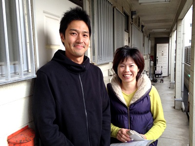 大野城市のお客様より、 福岡市南区の御祖父様の お部屋丸ごと片付け(遺品整理) のご依頼です。  「できれば、本日中もしくは明日 までに作業を行ってほしいの  ですがお見積りにきて いただけますか？」  老人ホームへの入居・退去　お家の解体前　引越しの際にでた不用品、ご入院・ご退院の際のお部屋片付け　遺品整理は歯ブラシから大型家具(不用品・不用品・粗大ごみ・粗大ゴミ)まで、家の中ぜんぶ(親の家・実家片付け)【便利屋】暮らしなんでもお助け隊 福岡六本松店が全て片づけます。0120-263-101  と、お問い合わせをいただき、 営業所からもお近くでしたので、  すぐにお伺いさせて いただきました。  お部屋は１DKの間取りに、 介護ベッド、タンス、冷蔵庫、洗濯機 食器棚、家電品、日用生活品  等があり、仕分け・梱包作業は ご家族の方々でされる とのことでしたので  仕分け作業から搬出作業まで【便利屋】暮らしなんでもお助け隊 福岡六本松店が家一軒丸ごとすべて片付けます親の家(実家) お部屋　老人ホーム入居・退去 解体前 引越し 遺品整理 際に、大型家具 不要品 不用品粗大ごみ 粗大ゴミ の片づけで困っていませんか？  1tパック＋軽トラック半台分で お見積りさせていただきました。  午後からでしたらトラックのご準備 ができますので、それまでに  ご家族の方に仕分け・梱包作業を していただいて、再度お伺いさせて いただく事になりました。  再度、お伺いした際には作業も 完了されておりましたので、  ベッドの解体作業後、すべてのもの を運び出し最後に清掃作業を 行って作業を完了いたしました。  お部屋はアパートの1階で道路に 面した場所でしたので、  スタッフ2名で、1時間弱ほどで 作業を完了することができました。  ご確認にこられたお客様より  「早かったですね！しかもきれい に掃除までしていただいて ありがとうございます。 本当にありがとうございました。」  作業終了後にお客様よりお話を されたのですが、他の業者様にも  お見積りをお願いするつもり でしたが一番早く来てくださり、  お見積り内容もとても分かりやすく 丁寧にご説明していただいたので、 即お願いすることに決めました。  お急ぎのお客様でしたので、 タイミングよくご対応することが  できお役に立つことができて 本当に良かったです。  親の家(実家) お部屋 老人ホーム入居・退去 引越し 解体前 遺品整理の際の不用な家具 不用品 不要品 粗大ごみ 粗大ゴミ家一軒丸ごと片付けを【便利屋】暮らしなんでもお助け隊 福岡六本松店が作業完了ですっきりしました  最後はお二人で写真撮影にも ご協力いただき ありがとうございました。    片付けに関することはいろいろ 何でもお手伝いしておりますので  「おたくでは、こんな片付けも できる？」というようにお気軽に お問い合せ下さい。  お電話お待ちしております。   老人ホームへの入居・退去　お家の解体前　引越しの際にでた不用品、ご入院・ご退院の際のお部屋片付け　遺品整理は歯ブラシから大型家具(不用品・不用品・粗大ごみ・粗大ゴミ)まで、家の中ぜんぶ(親の家・実家片付け)【便利屋】暮らしなんでもお助け隊 福岡六本松店が全て片づけます。0120-263-101老人ホームへの入居・退去　お家の解体前　引越しの際にでた不用品、ご入院・ご退院の際のお部屋片付け　遺品整理で困ったら歯ブラシから大型家具(不用品・不用品・粗大ごみ・粗大ゴミ)まで、家の中ぜんぶ(親の家・実家片付け)【便利屋】暮らしなんでもお助け隊 福岡六本松店へのお問い合わせは、スマートフォン・iPhoneからはココをクリックすると電話がかけられます