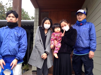 那珂川市のお客様より、ご実家の お部屋丸ごと片付けのご依頼です。  御祖父様がお亡くなりなられたため ご実家の1階部分を片付けて  いただきたのでお見積りを お願いします。  とお問い合わせをいただきました。  後日、お見積りにお伺い させていただきました。  不要品 不用品 粗大ごみ 粗大ゴミの片付けに困ったら【便利屋】暮らしなんでもお助け隊 福岡六本松店へ おまかせ下さい。実家や親の家 遺品整理 老人ホームの入居 退去 入院の際の 片付け作業は【便利屋】暮らしなんでもお助け隊 福岡六本松店にご相談下さい。  12~14畳くらいのお部屋には、 お電話でお伝えいただきました、  ダブルベッド、タンス、洋服類 のほかに、タンスが2台、家電品、 玩具類があり  2tトラック1台分の片付け作業、 家具の解体、タンスの中や引き出し  の中の物の仕分け・梱包作業は すべてお任せしますとの事でした  ので仕分け・梱包作業費(2t分)が 必要なお部屋でした。  リビングの方は、 ダイニングテーブルセット、 ソファー(2人掛け)2台 テレビ台、炬燵布団セット、 半間ほどのクローゼット内、  大きな家具ばかりでしたので こちらのお部屋は軽トラック3台と  クローゼット内の仕分け・梱包費で お見積りいたしました。  合計で2tトラック1台、1tトラック1台、 軽トラック１台、仕分け・梱包作業費 軽トラック4.5台分で  お見積りさせていただきました。  「すみませんが、○日までに作業を していただきたいのですが、 大丈夫ですか？」  とご相談をいただきましたので、 すぐにスケジュールを確認を いたしましたところ  お客様のご希望まで余裕をもって 作業を行うことができましたので、  後日作業をさせて いただくことになりました。  まずは、リビングの家具類を運びだし お部屋の方は仕分け・梱包作業を  行いながら家具類を解体し 運びだし作業を行いました。  お客様には作業中にでてきた 書類や郵便物、貴重品等の ご確認をしていただきました。  可燃物 不燃物 衣類 家電品 本 新聞紙などの紙類 不用な物と必要なもの、粗大ごみ 粗大ゴミ 不用品 不要品に それぞれ仕分けをし梱包作業を行う。  休憩時間にはお客様より、  「ここは山の中の田舎なので、 もしよかったお飲みを 買ってきますよ。」  と心遣いをしていただき、9時から 作業を始めて2時間半後には、  2tトラックと軽トラックが いっぱいになりました。  トラックを入れ換えて午後から 引き続き作業を行い、清掃作業まで  含め14時には 完了することができました。  作業確認をしていただいた お客様より  「ホコリまで取っていただいて、 こんなにきれいにしていただけた のですね！  かなりお時間がかかると思っていま したが作業も早くて丁寧ですね！ 本当にありがとうございました。」  雨が降るなか写真撮影にも、 ご姉妹揃ってスタッフと一緒に ご協力いただき、  またお茶の差入れまでして いただきありがとうございました。  「今度は、2階のお部屋もお願いする と思いますので、その際は よろしくお願いいたします。」  と、みなさん揃ってお見送りを していただきました。  お二階の片付け作業もお力に ならせていただけたらと思って  おりますので その際はぜひご相談下さい。  親の家(実家) お部屋 老人ホーム入居・退去 引越し 解体前 遺品整理の際の不用な家具 不用品 不要品 粗大ごみ 粗大ゴミ家一軒丸ごと片付けを【便利屋】暮らしなんでもお助け隊 福岡六本松店が作業完了ですっきりしました  片付けに関することはいろいろ 何でもお手伝いしておりますので  「おたくでは、こんな片付けも できる？」というようにお気軽に お問い合せ下さい。  お電話お待ちしております。   老人ホームへの入居・退去　お家の解体前　引越しの際にでた不用品、ご入院・ご退院の際のお部屋片付け　遺品整理は歯ブラシから大型家具(不用品・不用品・粗大ごみ・粗大ゴミ)まで、家の中ぜんぶ(親の家・実家片付け)【便利屋】暮らしなんでもお助け隊 福岡六本松店が全て片づけます。0120-263-101老人ホームへの入居・退去　お家の解体前　引越しの際にでた不用品、ご入院・ご退院の際のお部屋片付け　遺品整理で困ったら歯ブラシから大型家具(不用品・不用品・粗大ごみ・粗大ゴミ)まで、家の中ぜんぶ(親の家・実家片付け)【便利屋】暮らしなんでもお助け隊 福岡六本松店へのお問い合わせは、スマートフォン・iPhoneからはココをクリックすると電話がかけられます