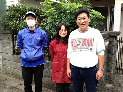当初1tパックでの作業を ご希望されておりましたが、  前回のご依頼いただいた際に、 次回は大きな家具類をお願いします  とご相談をお受けしておりましたので 念のため2tトラックで お伺いさせていただきました。  タンスや食器棚の中はお客様の方 で片付けをされておりましたが、  お話をされていた以上に作業が 進んでおられましたので、  2tトラック1台分のお見積りで 作業を開始いたしました。  お客様より  「家具が大きいですもんね。 すみません、素人なものでトラック にどれくらい積めるのかが 想像できなくて…」  親の家 実家が空き家になるため、久しぶりに行ったらびっくり。こんなにたくさんの 不用品 不要品 粗大ごみ 粗大ごみ 大型家具 タンス ダンボール ゴミ袋 ごみ袋をわたしだけではとても片付けられない。  とお問い合わせ時にご希望されて いた1tパックでは片付けられない  ことをお気にされておりましたが、 お気になされないでください。  普段から作業を行っているスタッフと お客様ではどれくらいの量が  どのトラックに積載できるのかなんて 想像できないのは当然です。  お問い合わせ時に主な家具類など をお伝えいただければ当社のほうで トラックをご準備し、  必ず現地にて 再度お見積りをいたします。  どうしよう、たくさんの不用品・不要品・粗大ゴミ・粗大ごみ 時間もないし、人手もいないし、どこの業者にお願いしたらようのか わからないし、いったい費用はどれくらい必要なの、作業時間はどれくらいかかるの   2tトラック未満の量でしたら、 2tトラックでお伺いしたからといって  2tパックの料金を 請求するようなことはありません。  ご予算に応じてお客様の ご優先されるものからの作業を 行う事もできますので、  ご遠慮なく 担当スタッフへご相談ください。   作業の方は、スタッフ2名にお客様 とお父様と奥様がお手伝いを  していただいたおかげで 無事に完了することができました。  最終確認時にトラック内にまだ少し 積み込めるスペースが  ございましたので、その分を 差し引いてご清算させて いただきました。  「タンスの中や細かい場所は、 自分達でも片付けられたのですが、  一人では運びだせない家具や 自家用車でも運べない大きな家具類  の片付けに困っていましたので、 本当に助かりました。  大きなトラックできていただいて よかったです。 ありがとうございました。」  と感謝のお言葉に冷たいお茶の 差し入れまで添えていただき、  今回は奥様も一緒に写真撮影に もご協力いただき ありがとうございました。  親の家(実家) お部屋 老人ホーム入居・退去 引越し 解体前 遺品整理の際の不用な家具 不用品 不要品 粗大ごみ 粗大ゴミ家一軒丸ごと片付けを【便利屋】暮らしなんでもお助け隊 福岡六本松店が作業完了ですっきりしました   片付けに関することはいろいろ 何でもお手伝いしておりますので  「おたくでは、こんな片付けも できる？」というようにお気軽に お問い合せ下さい。  お電話お待ちしております。   老人ホームへの入居・退去　お家の解体前　引越しの際にでた不用品、ご入院・ご退院の際のお部屋片付け　遺品整理は歯ブラシから大型家具(不用品・不用品・粗大ごみ・粗大ゴミ)まで、家の中ぜんぶ(親の家・実家片付け)【便利屋】暮らしなんでもお助け隊 福岡六本松店が全て片づけます。0120-263-101老人ホームへの入居・退去　お家の解体前　引越しの際にでた不用品、ご入院・ご退院の際のお部屋片付け　遺品整理で困ったら歯ブラシから大型家具(不用品・不用品・粗大ごみ・粗大ゴミ)まで、家の中ぜんぶ(親の家・実家片付け)【便利屋】暮らしなんでもお助け隊 福岡六本松店へのお問い合わせは、スマートフォン・iPhoneからはココをクリックすると電話がかけられます