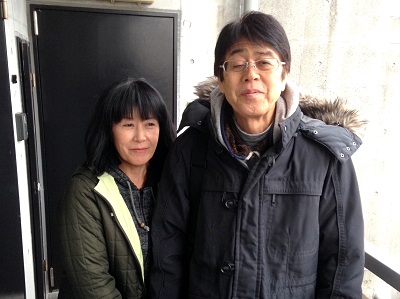 福岡市中央区のお客様より お部屋丸ごと片付けのご依頼です。  ご実家を離れて暮らしている 息子様が入院されたため、  アパートのお部屋を片付けて ほしいとご両親様より ご依頼をいただきました。  まずはお部屋を拝見させていただき 必要なものやお持ち帰りされる  品々を教えていただいてから お見積をいたしました。  必要なものを除いたお部屋には ソファー(二人掛け)、ベッド、 チェスト、3段ボックス、 バイクの部品、洋服、洗濯機、 家電品等があり、  軽トラック2台分(1tパック)の 片付け作業が必要でした。  生活されていたそのままの状況 からの作業でしたので、 仕分け梱包作業費に  お部屋(4階)から階段での 運び出し作業費、  洗濯機のリサイクル税を 含めてお見積いたしました。  遠方から来られていることもあり、 ご承諾後にそのまま作業を させていただくことになりました。  「すみません、ほんとに散らかって いて申し訳ありませんが よろしくお願いします。」  とお母様より、声をかけていただき 作業を任せていただきました。  この日の外は気温がすごく下がり、 雨から雪へと変わろうとしている 状況でしたが、  近くで作業を終えたスタッフ2名と 合流しスタッフ4名で 作業を開始しました。  2名がお部屋の中の 仕分け梱包作業、  仕分け作業から搬出作業まで【便利屋】暮らしなんでもお助け隊 福岡六本松店が家一軒丸ごとすべて片付けます親の家(実家) お部屋　老人ホーム入居・退去 解体前 引越し 遺品整理 際に、大型家具 不要品 不用品粗大ごみ 粗大ゴミ の片づけで困っていませんか？  もう2名で搬出運び出し作業を行い 最後に清掃作業を行って2時間程 で完了することができました。  今回、お客様は作業にお立会いが できませんでしたので作業が完了  する30分前にお電話をして、 完了確認にきていただきました。  作業中に写真や通帳など貴重品 が見つかりましたので、  そちらをお渡した後お部屋を 確認していただきました。  「早かったですね！しかもお掃除 までしていただいて！こんなに きれいにしていただいて ありがとうございました。 寒い中ご苦労様でした。」  と感謝のお言葉を かけていただきました。  また、当社に依頼する前に 他の業者様にもお問い合わせを していたのですが、  当社へ電話をしたところ すごく対応が良かったので、  今回依頼することを 決められたそうです。  最後はご夫婦揃って 写真撮影にもご協力いただき ありがとうございました。  帰る頃には、雨は雪に かわっていました。  遠方から来られていましたので 帰り道の運転には 気をつけて帰られて下さいね！  親の家(実家) お部屋 老人ホーム入居・退去 引越し 解体前 遺品整理の際の不用な家具 不用品 不要品 粗大ごみ 粗大ゴミ家一軒丸ごと片付けを【便利屋】暮らしなんでもお助け隊 福岡六本松店が作業完了ですっきりしました  片付けに関することはいろいろ 何でもお手伝いしておりますので  「おたくでは、こんな片付けも できる？」というようにお気軽に お問い合せ下さい。  お電話お待ちしております。 老人ホームへの入居・退去　お家の解体前　引越しの際にでた不用品、ご入院・ご退院の際のお部屋片付け　遺品整理は歯ブラシから大型家具(不用品・不用品・粗大ごみ・粗大ゴミ)まで、家の中ぜんぶ(親の家・実家片付け)【便利屋】暮らしなんでもお助け隊 福岡六本松店が全て片づけます。0120-263-101老人ホームへの入居・退去　お家の解体前　引越しの際にでた不用品、ご入院・ご退院の際のお部屋片付け　遺品整理で困ったら歯ブラシから大型家具(不用品・不用品・粗大ごみ・粗大ゴミ)まで、家の中ぜんぶ(親の家・実家片付け)【便利屋】暮らしなんでもお助け隊 福岡六本松店へのお問い合わせは、スマートフォン・iPhoneからはココをクリックすると電話がかけられます