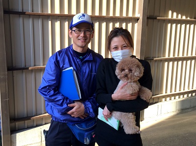 前回、お部屋丸ごと片付けの ご依頼をいただいたお客様より、  今回は倉庫内の不用品片付け のご依頼です。  老人ホームへの入居・退去　お家の解体前　引越しの際にでた不用品、ご入院・ご退院の際のお部屋片付け　遺品整理は歯ブラシから大型家具(不用品・不用品・粗大ごみ・粗大ゴミ)まで、家の中ぜんぶ(親の家・実家片付け)【便利屋】暮らしなんでもお助け隊 福岡六本松店が全て片づけます。0120-263-101  「急で申し訳ありませんが 近日中に倉庫の片付けを お願いしたのですが…」  とお問い合わせがあり、 まずは倉庫の大きさと不用なもの  がどれくらいあるのかを 教えていただきました。  4畳半くらいの倉庫に 冷蔵庫が2台と自転車が1台  倉庫周辺にある植木鉢や農機具 倉庫内にあるほとんどの物は 片付けてほしいとのことでした。  「前回のようにお見積りをして いただいて、後日作業を行う という形になるのでしょうか？」  とお客様よりご質問がありました。  数日内のスケジュールを確認後 明日の午後からでしたら  お見積り後、そのまま作業を 行うことができます とお伝えしたところ  「よかったぁ～そうしていただける と助かります。 では明日よろしくお願いします。」  と作業日時も決まり、 明日お伺いすることになりました。  軽トラック 1tトラック 2tトラックでお部屋の片付けからお家丸ごと片付けまで 【便利屋】暮らしなんでもお助け隊 福岡六本松店がお伺いいたします。不要品 不用品 粗大ごみ 粗大ゴミを各種プランで かたづけます。  作業当日は、かなり大きな倉庫 とのことでしたので余裕をもって  2tトラックにスタッフ2名で お伺いしました。  まずは倉庫内を拝見し、 その後倉庫周辺を拝見させて いただいたところ、  2tパックに仕分け・梱包作業費 軽トラック3台分、  冷蔵庫2台のリサイクル税で お見積りいたしました。  「すみません、たくさんあります けどよろしくお願いします。」  と、お客様からご承諾を いただいた後、 早速作業に取り掛かりました。  作業が半分くらいすんだころ、 追加のご相談がありました。  「Wベッドもお願いしたいのですが もうトラックには乗りませんよね？ 急ぎではないのですが…」  お家一軒丸ごと片付けてもらう費用ってどれくらいかかるの こんなことを業者に頼んだことがないからわからない 不用品 不要品 粗大ごみ 粗大ごみ 大型家具 タンス ダンボール ゴミ袋に たくさんあるけど大丈夫かな  拝見させていただいところ、 とても重厚な作りで大きなベッド でしたので、  今回の2tトラック内に積み込む ことができませんでした。  近くで作業を行っているトラックや スタッフもいなかったので、  一人が作業の仕上げを行い、 もう一人が一旦営業所へ戻る事で  本日中に対応させて いただきました。  戻ってきたトラックへ ベッドを積み込み、  無事に作業を完了し お客様に作業完了 確認を行っていただきました。  「すごい、あんなにたくさん あったのに!!　前回もそうでしたが 早くてきれいですね!  本当にこんなにきれいにして いただいてありがとうございました 。助かりました。」  と、感謝のお言葉もたくさんかけて いただき満足していただけて よかったです。  お任せしてよかったです。親の家(実家) お部屋 老人ホーム入居・退去 解体前 引越し 遺品整理の際不用品 不要品 粗大ごみ粗大ゴミ 大型家具を【便利屋】暮らしなんでもお助け隊 福岡六本松店が家一軒丸ごとすべて片付けましたご依頼ありがとうございました。  今回は、ワンちゃんと一緒に 写真撮影のご協力までしていただき ありがとうございました。  また、片付け作業でお困りの際は ぜひお役にたたせてください!!  親の家(実家) お部屋 老人ホーム入居・退去 引越し 解体前 遺品整理の際の不用な家具 不用品 不要品 粗大ごみ 粗大ゴミ家一軒丸ごと片付けを【便利屋】暮らしなんでもお助け隊 福岡六本松店が作業完了ですっきりしました   ご予約のお客様の状況により ご対応できない場合がございますが  当社では、作業日時からご提案、 作業に至るまでできるだけ  お客様のご要望にお答えできるように ご対応させていただいております。  お問い合わせの際、 お見積り、作業当日でも ご遠慮なくご相談下さい。   片付けに関することはいろいろ 何でもお手伝いしておりますので  「おたくでは、こんな片付けも できる？」というようにお気軽に お問い合せ下さい。  お電話お待ちしております。  老人ホームへの入居・退去　お家の解体前　引越しの際にでた不用品、ご入院・ご退院の際のお部屋片付け　遺品整理は歯ブラシから大型家具(不用品・不用品・粗大ごみ・粗大ゴミ)まで、家の中ぜんぶ(親の家・実家片付け)【便利屋】暮らしなんでもお助け隊 福岡六本松店が全て片づけます。0120-263-101老人ホームへの入居・退去　お家の解体前　引越しの際にでた不用品、ご入院・ご退院の際のお部屋片付け　遺品整理で困ったら歯ブラシから大型家具(不用品・不用品・粗大ごみ・粗大ゴミ)まで、家の中ぜんぶ(親の家・実家片付け)【便利屋】暮らしなんでもお助け隊 福岡六本松店へのお問い合わせは、スマートフォン・iPhoneからはココをクリックすると電話がかけられます