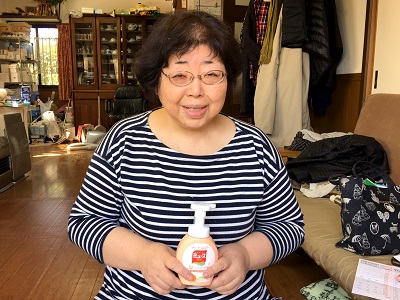 春日市のお客様より、片付け専門の便利屋、【便利屋】暮らしなんでもお助け隊 福岡六本松店(福岡)へ大きなアンティークの机の片付けのご依頼です。今回、模様替えを行う際に机を処分することになりご相談をいただきました。自分ではとても処分することができませんでしたので、本当に助かりましたと最後はにっこり笑顔で写真撮影のご協力をいただきました。また不用品処分・粗大ゴミで困った際はぜひご相談ください。