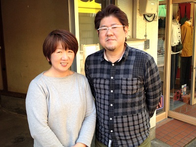 以前、片付け専門の便利屋「【便利屋】暮らしなんでもお助け隊 福岡六本松店」さんに依頼して、お家の中やまわりの粗大ゴミ、不用品といったものを片付けていただき、今回はお家の2階部分を片付けもらうことにしました。こちらは前回見積にきていただきましたが、出来る範囲で片付けを自分たちで行い再度お見積りにきていただきました。前回のお見積りの半分以下の費用になったことはびっくりしました。作業は前回同様、不用品処分の専門の何でも屋だけあって早くてきれいで丁寧な作業をしていただき本当に助かりました。また片付けで困った際はぜひよろしくお願いします。と声をかけていただき最後はお二人で写真撮影にもご協力いただきありがとうございました。