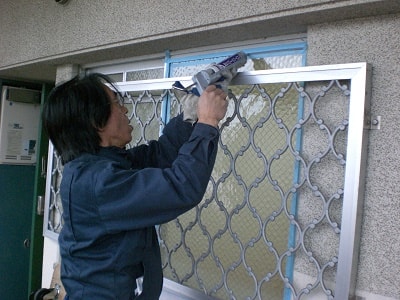 クチコミ　評判７　あなたの町の便利屋・何でも屋　【便利屋】暮らしなんでもお助け隊 福岡六本松店では、お家のちょっと困ったを解決しています。今回は窓ガラスの張替え作業です。鍵がかけれない窓ガラスって不安ですよね。ホームページには、ご依頼いただいたお客様より、口コミ・評判コメント、笑顔の写真を掲載しています。
