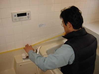 クチコミ　評判３　あなたの町の便利屋・何でも屋　【便利屋】暮らしなんでもお助け隊 福岡六本松店では、お家のちょっと困ったを解決しています。今回はお風呂のコーキング作業です。お風呂や水回りでよくお困りになられているこの部分の修繕作業。ホームページには、ご依頼いただいたお客様より、口コミ・評判コメント、笑顔の写真を掲載しています。